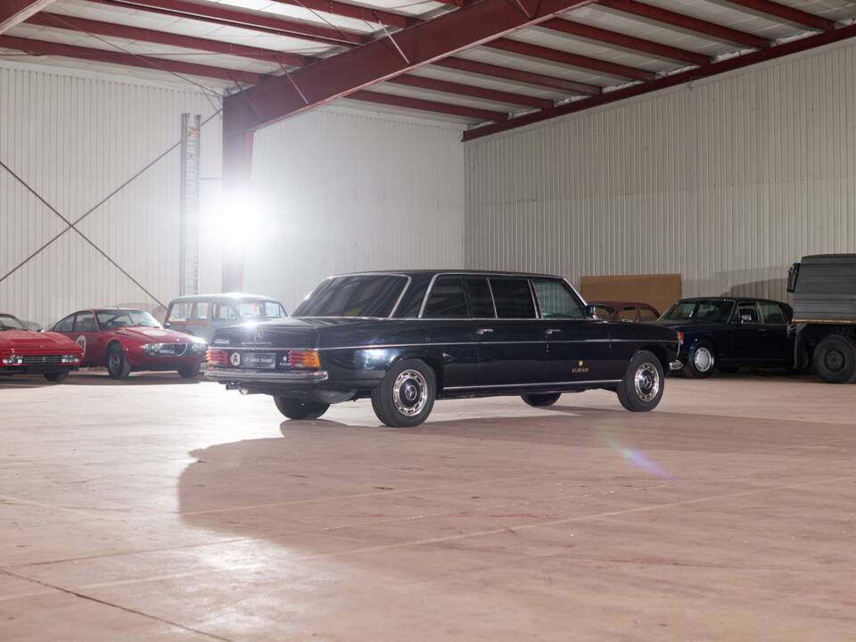 Image 7/64 of Mercedes-Benz 230/6 LWB (1976)