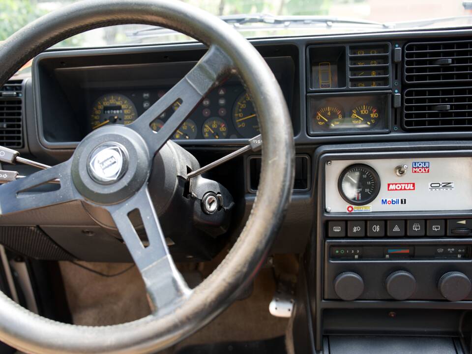 Image 31/47 of Lancia Delta HF Integrale (1988)