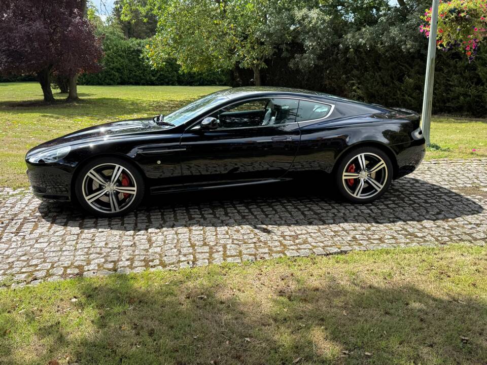 Image 18/30 of Aston Martin DB 9 (2008)