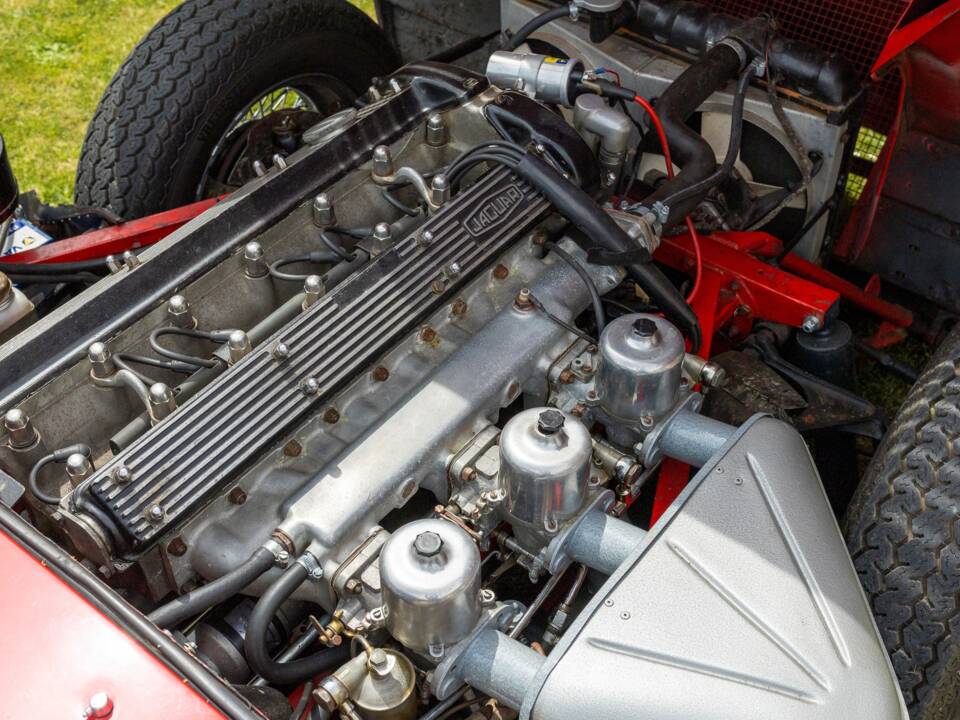 Image 4/20 de Jaguar E-Type (1969)
