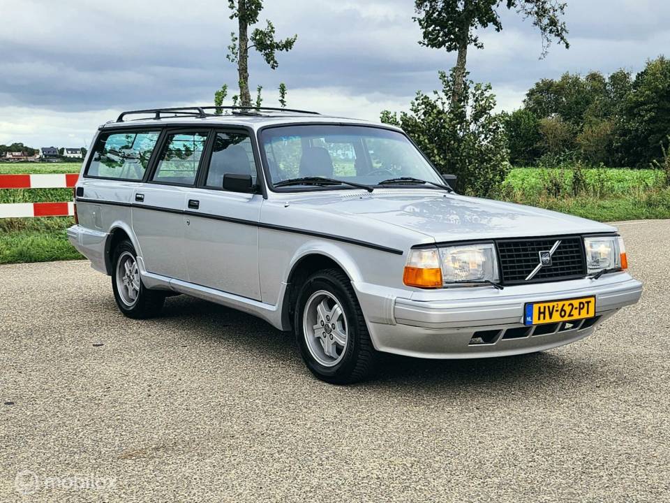 Image 8/31 of Volvo 240 Turbo (1982)