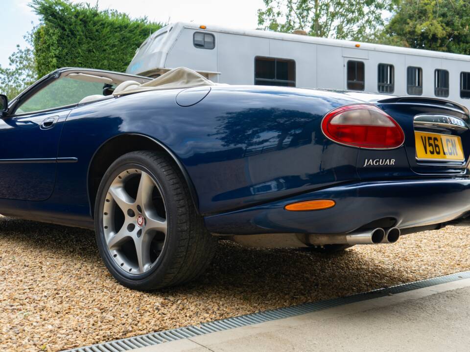 Image 38/50 of Jaguar XKR (2000)