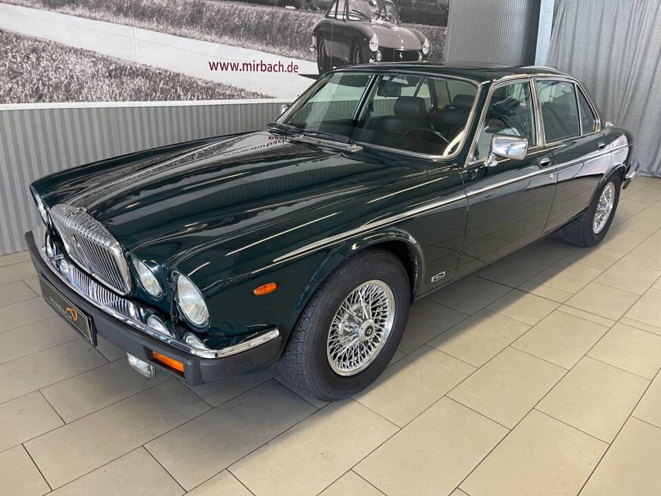 Image 2/18 of Jaguar XJ12 6.0 (1993)