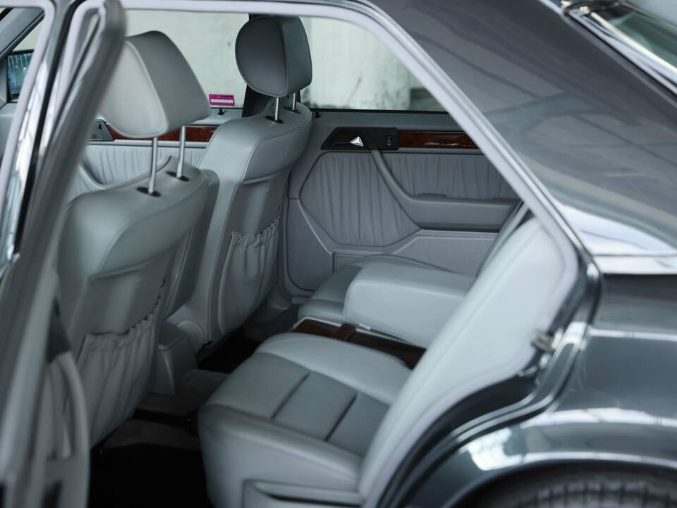 Bild 43/50 von Mercedes-Benz 500 E (1993)