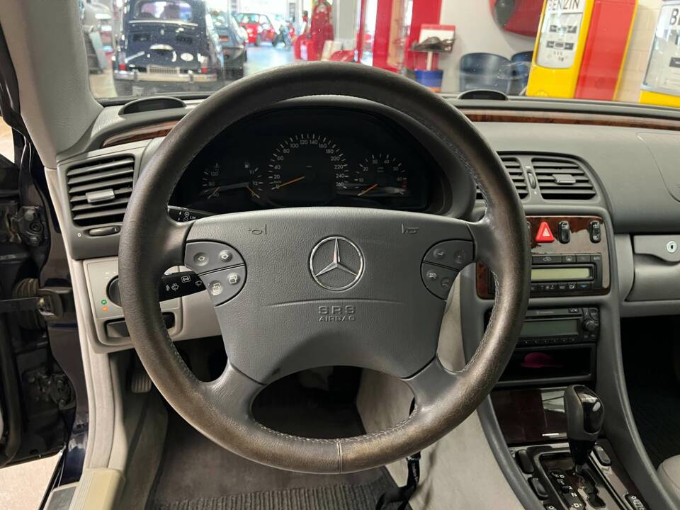 Image 9/17 of Mercedes-Benz CLK 320 (2001)