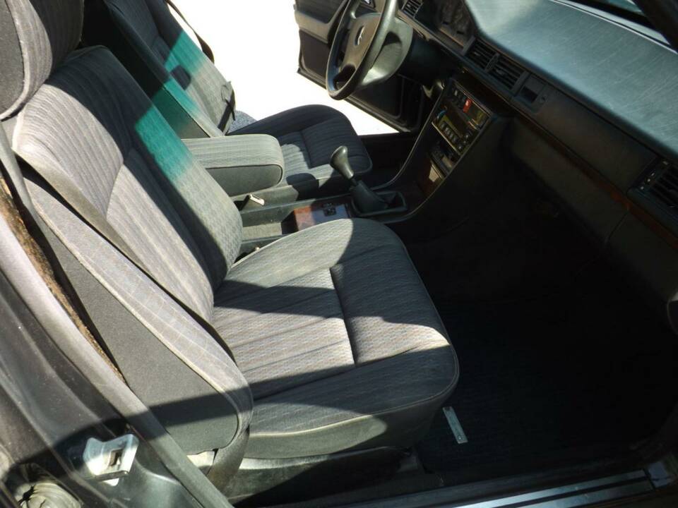 Image 42/50 of Mercedes-Benz 250 TD Turbo (1992)