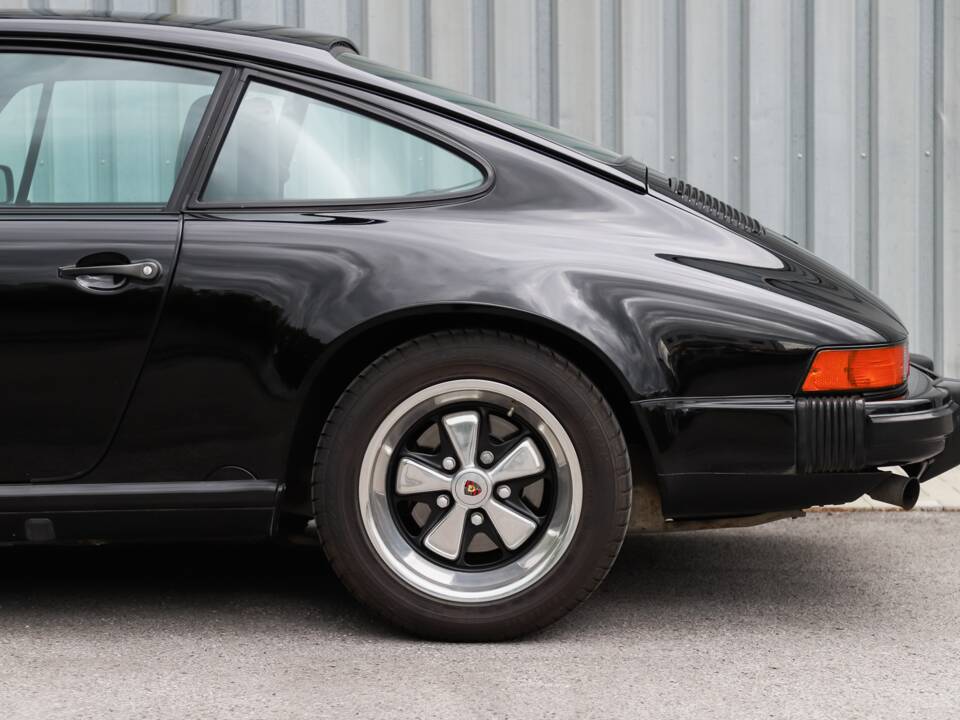 Image 94/108 de Porsche 911 Carrera 3.2 (1989)