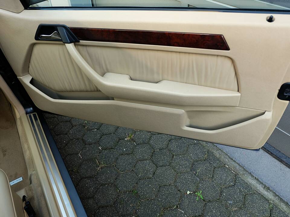 Image 29/63 of Mercedes-Benz 300 CE (1991)