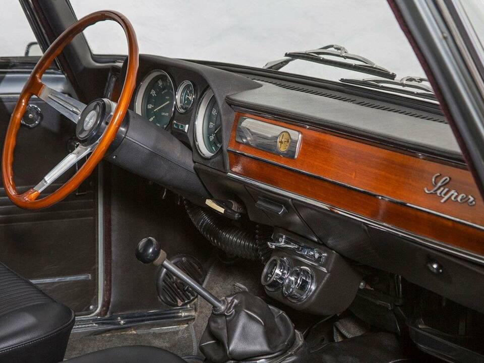 Image 18/23 of Alfa Romeo Giulia 1600 Super Biscione (1970)