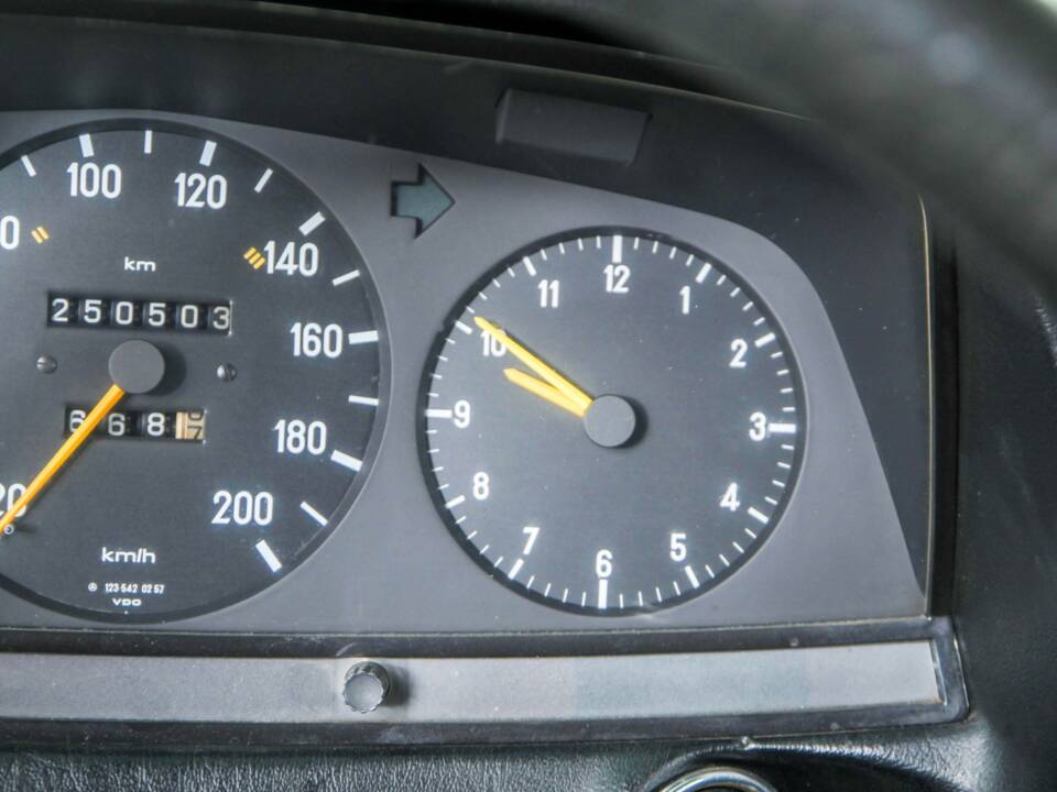 Image 17/50 of Mercedes-Benz 230 TE (1984)