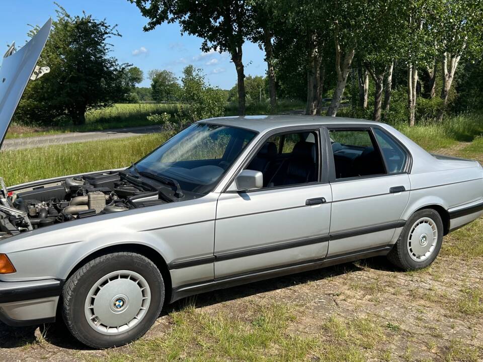 Image 2/33 de BMW 735i (1990)