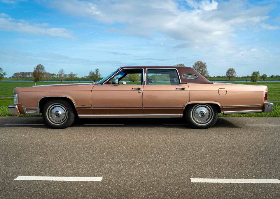 Image 8/8 of Lincoln Continental Town Car (1979)