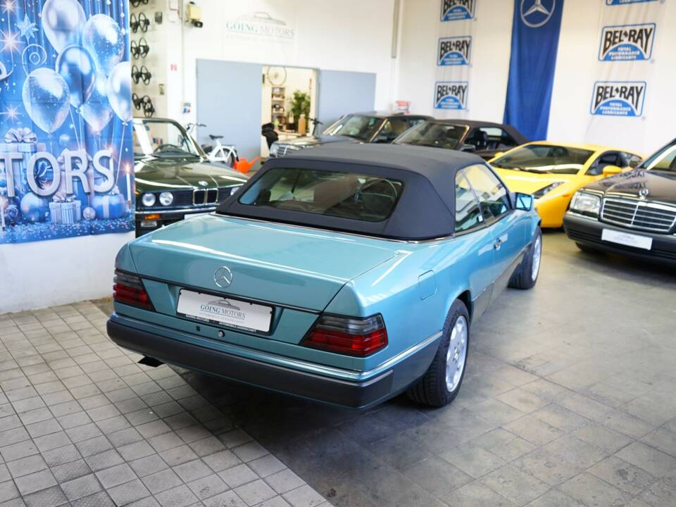 Afbeelding 19/50 van Mercedes-Benz 300 CE-24 (1993)