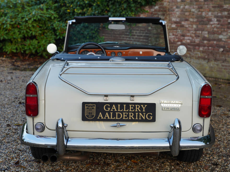 Image 43/50 of Triumph TR 250 (1968)