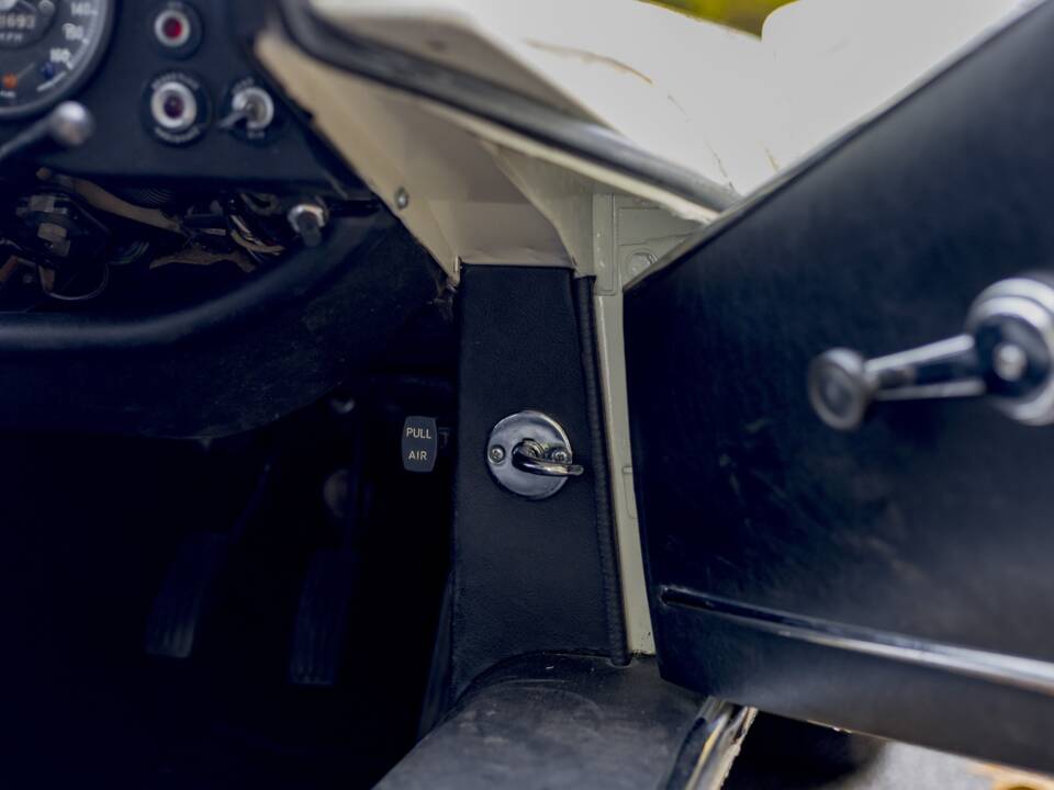 Image 29/50 de Jaguar Type E V12 (2+2) (1972)