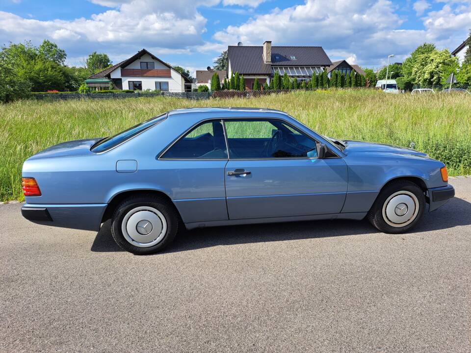 Image 6/12 of Mercedes-Benz 230 CE (1989)