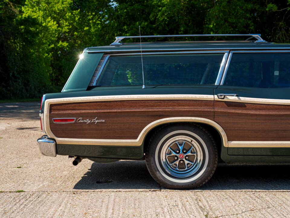 Image 14/28 of Ford LTD Country Squire (1968)