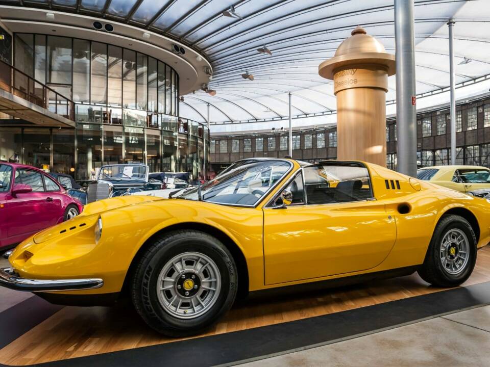 Image 2/19 of Ferrari Dino 246 GTS (1973)