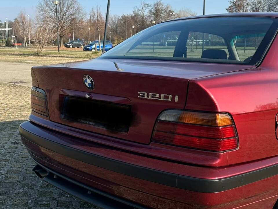Bild 7/57 von BMW 320i (1993)