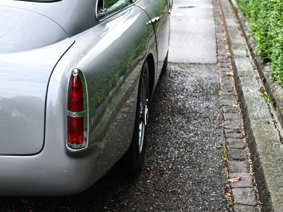 Image 13/50 de Aston Martin DB 4 (1960)