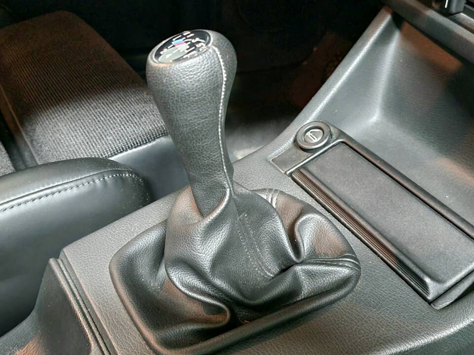 Image 84/100 of BMW 323i (1984)