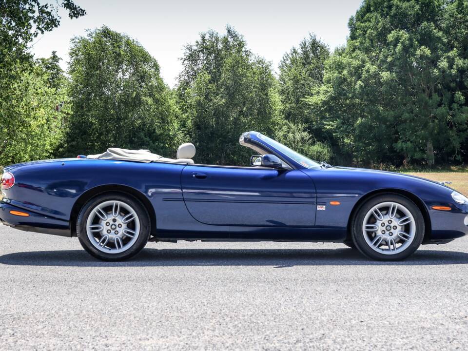 Image 2/36 of Jaguar XK8 4.0 (2001)