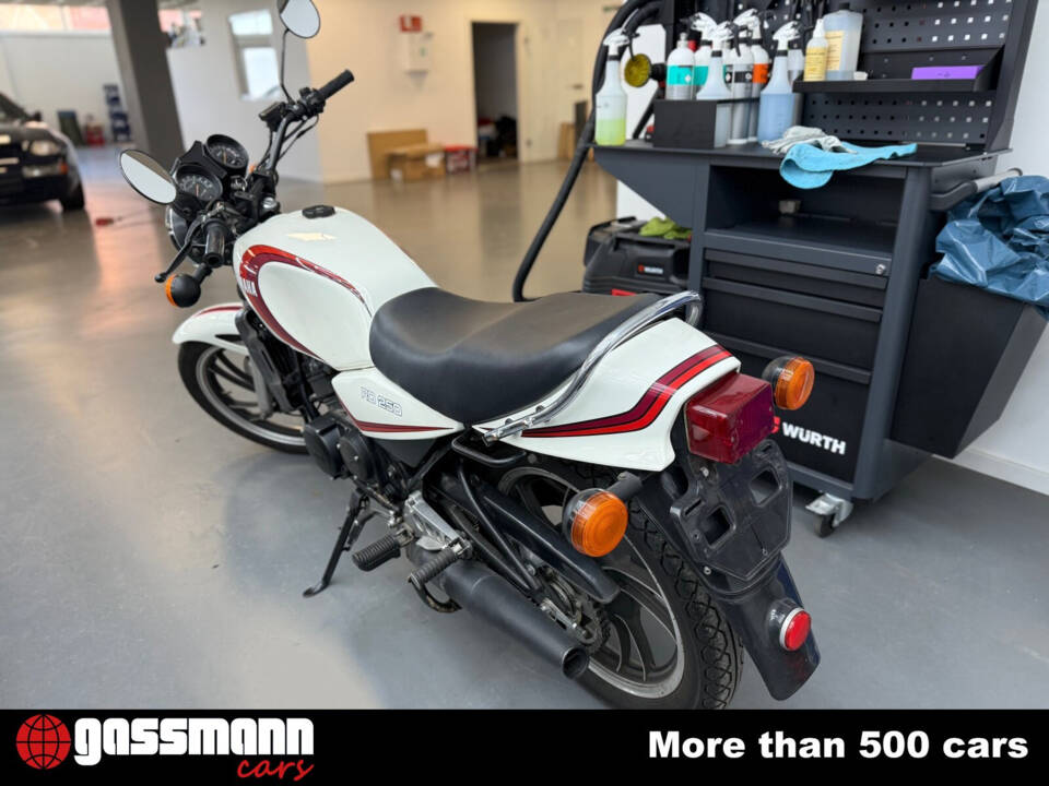 Image 3/11 of Yamaha DUMMY (1980)
