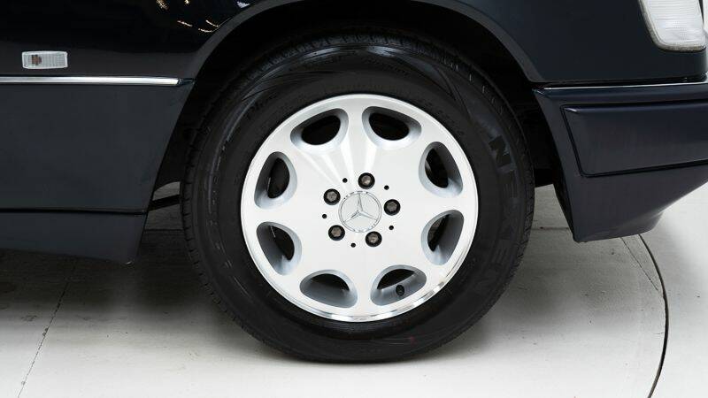 Image 11/15 of Mercedes-Benz E 200 (1995)