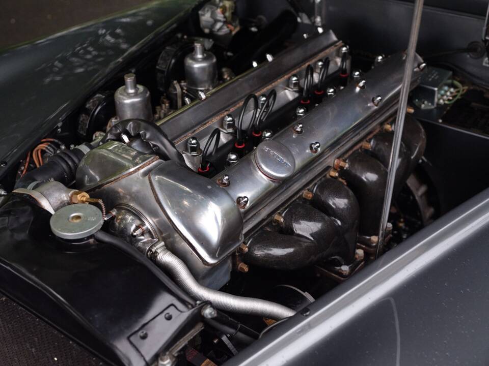 Image 5/33 of Jaguar XK 120 OTS (1951)