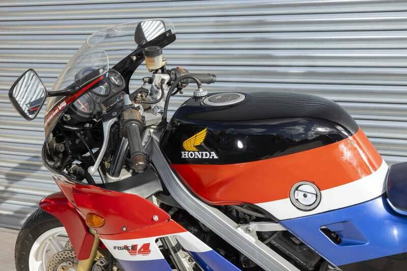 Bild 28/47 von Honda VFR 400 R (1988)