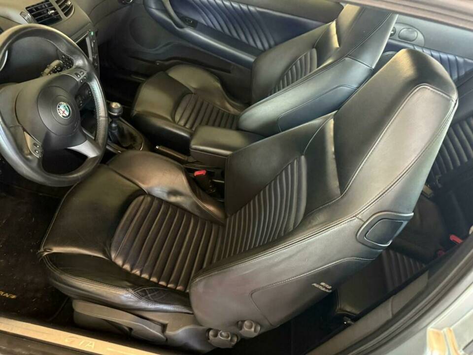 Image 8/10 of Alfa Romeo 147 3.2 GTA (2003)