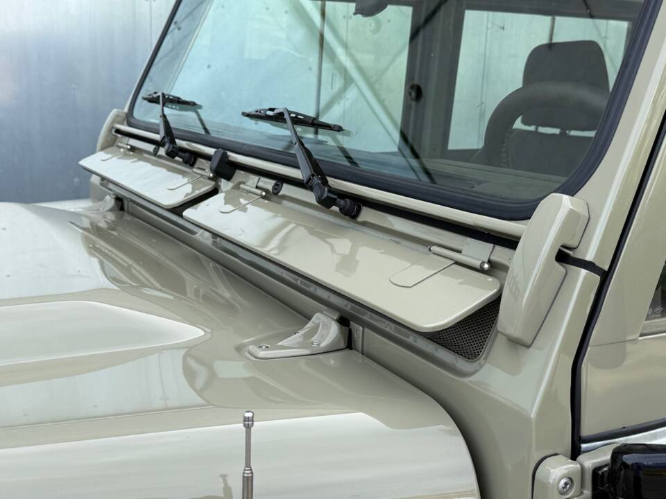Bild 10/21 von Land Rover Defender 110 (2005)