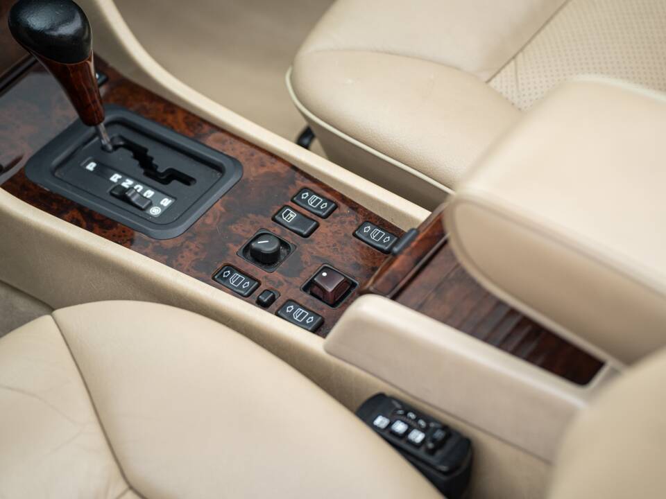 Image 42/83 de Mercedes-Benz E 220 (1996)