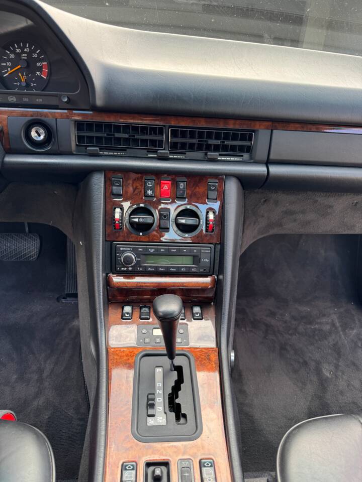 Image 19/26 of Mercedes-Benz 560 SEC (1990)
