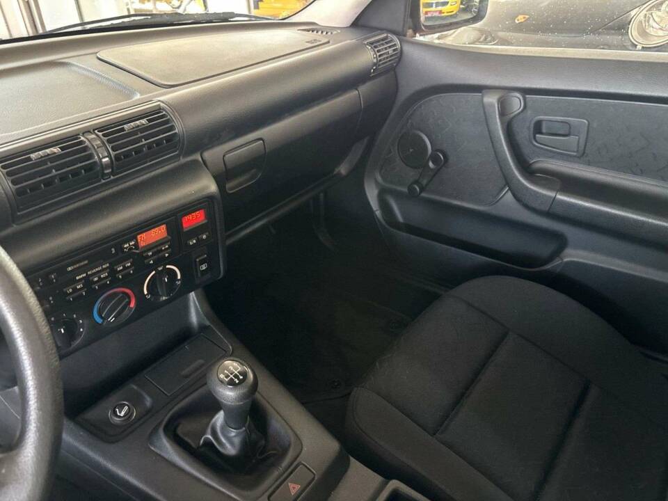 Image 13/21 of BMW 316i Compact (1994)