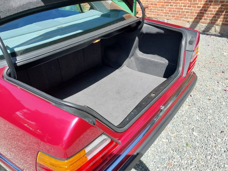 Image 14/15 of Mercedes-Benz 230 E (1990)