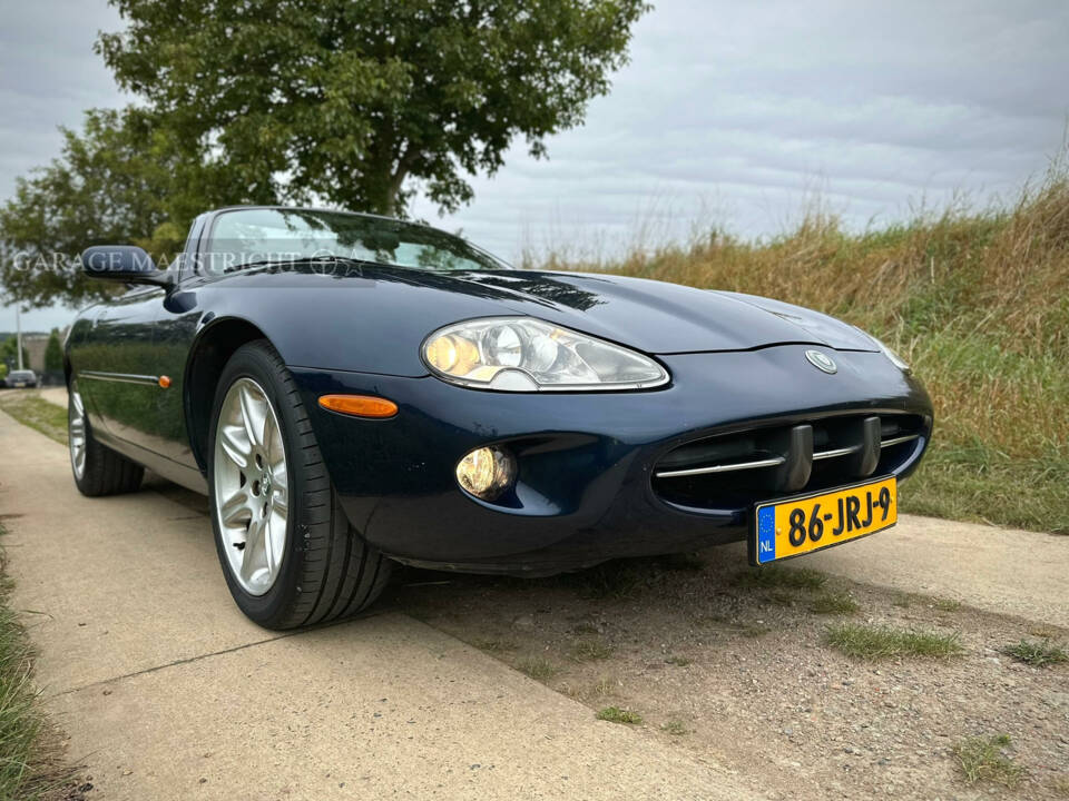 Image 8/100 of Jaguar XK8 4.0 (2000)