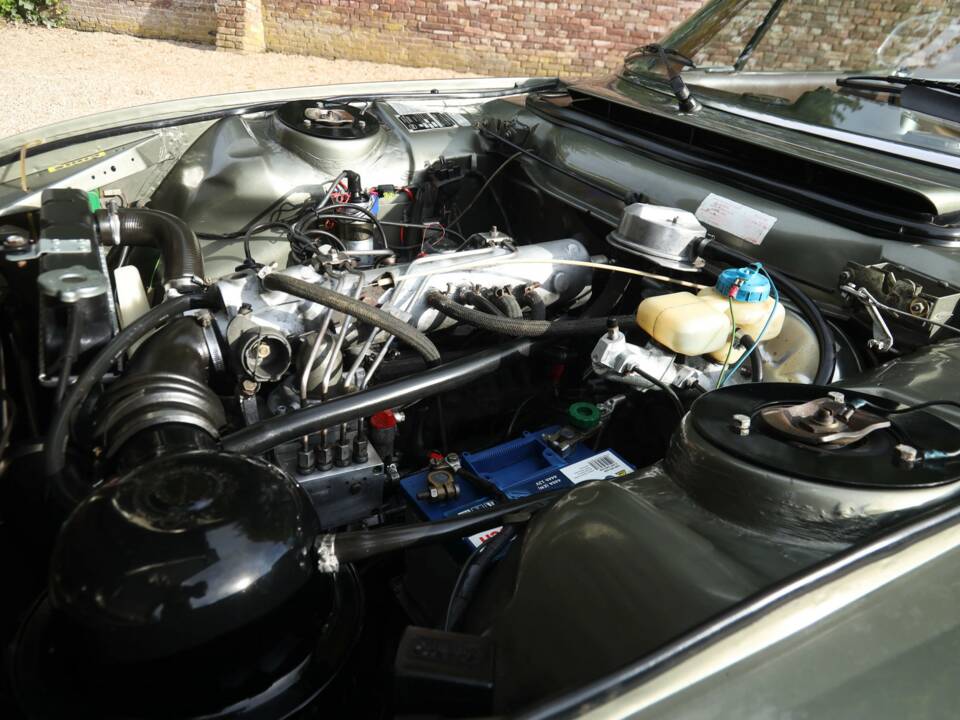 Image 28/50 of Peugeot 504 Convertible (1981)