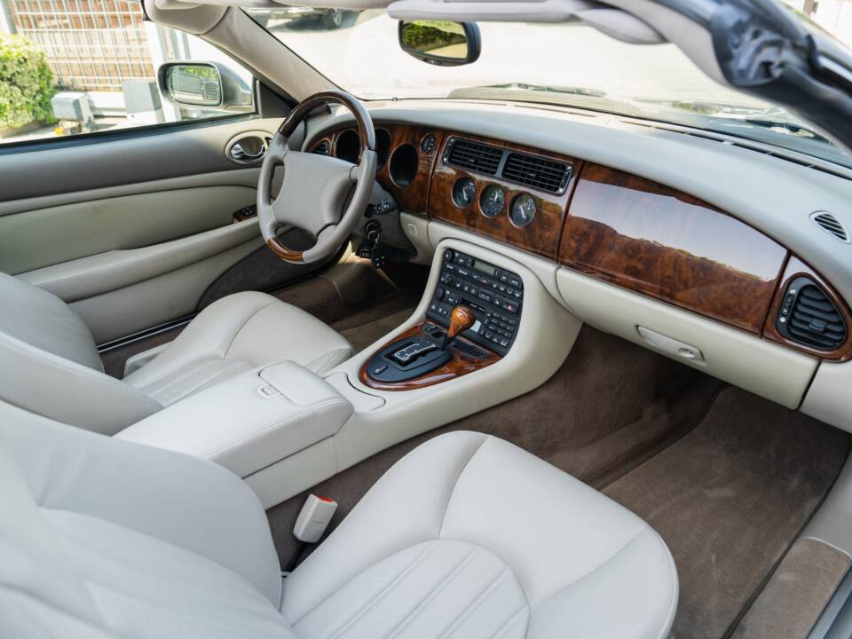 Image 46/91 de Jaguar XK8 4.0 (2000)