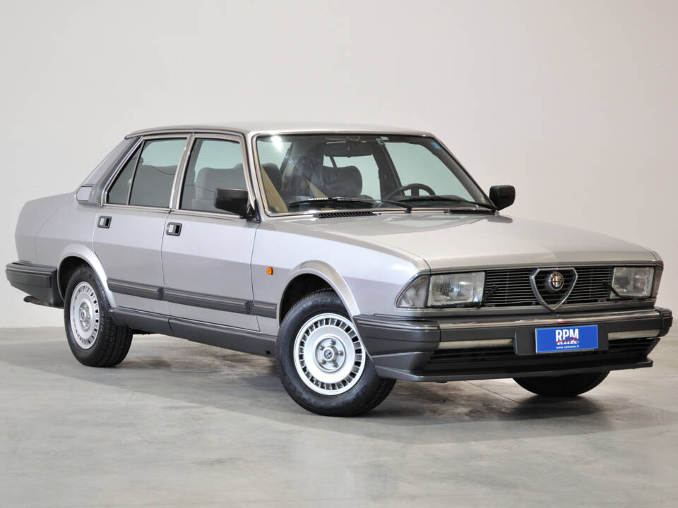 Immagine 9/40 di Alfa Romeo Alfa 6 - 2.0 (1986)