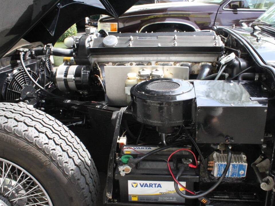 Image 8/24 of Jaguar E-Type (1970)