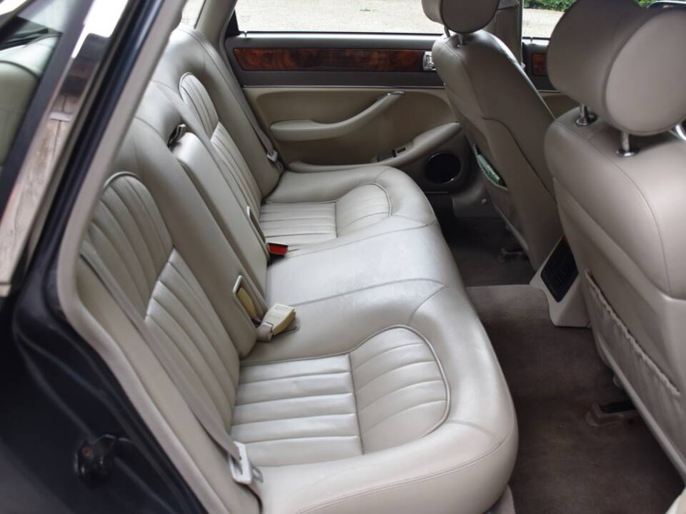 Image 27/40 of Jaguar XJ 6 4.0 Sovereign (1995)