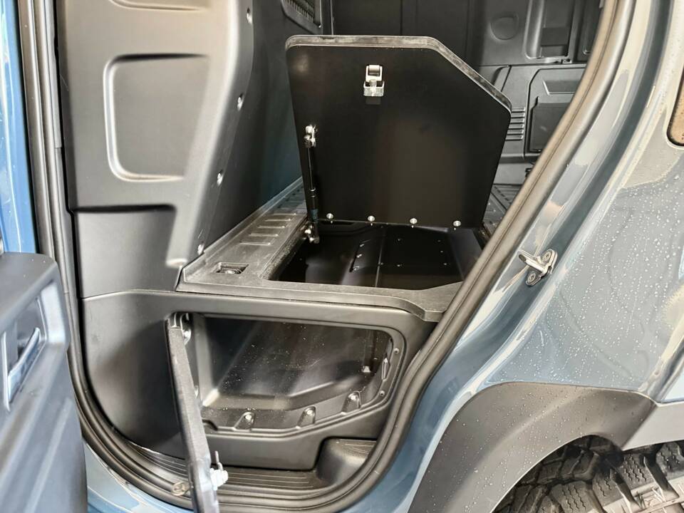 Image 21/25 of Land Rover Defender 110 D300 AWD (2022)