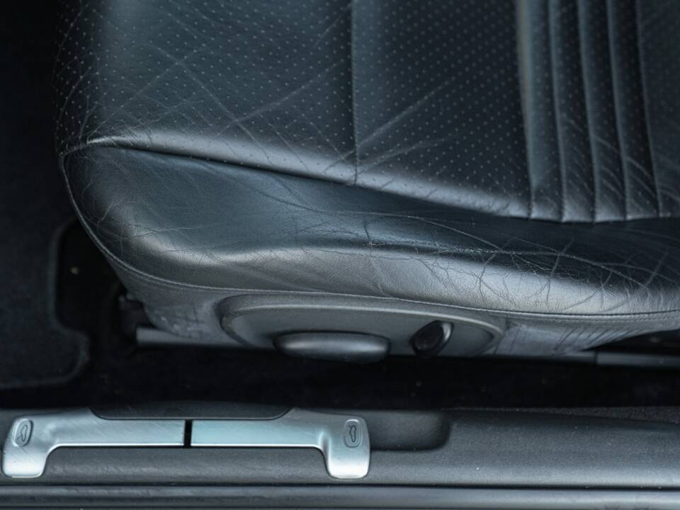 Image 26/50 of Porsche 911 Carrera 4 (1999)