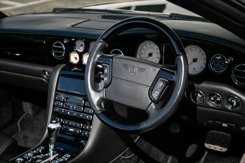 Image 27/29 de Bentley Azure T (2010)