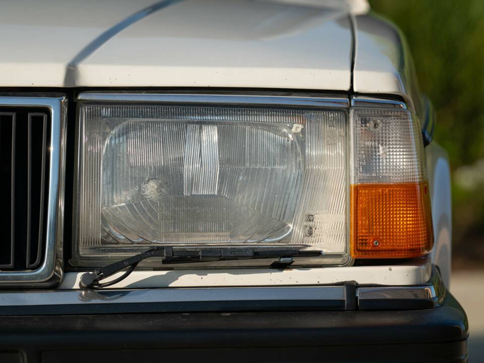 Immagine 20/43 di Volvo 240 GLE Injection (1989)