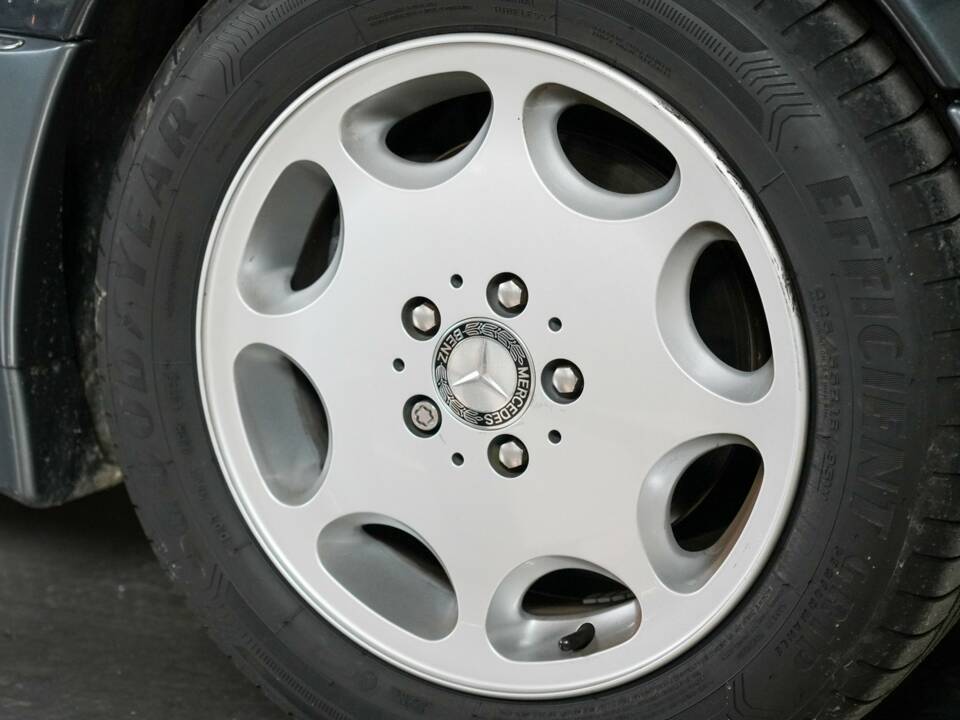 Image 15/32 of Mercedes-Benz 500 E (1992)