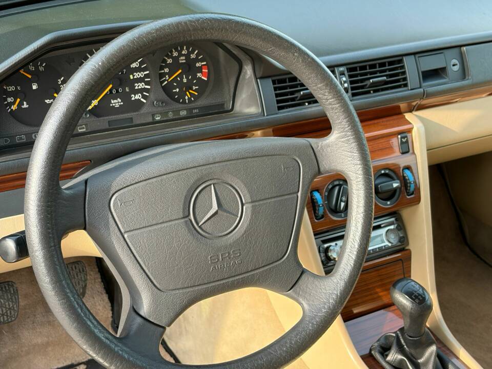 Afbeelding 17/46 van Mercedes-Benz 200 E-16 (1993)