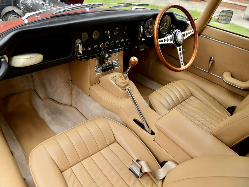 Image 34/50 de Jaguar E-Type (1968)