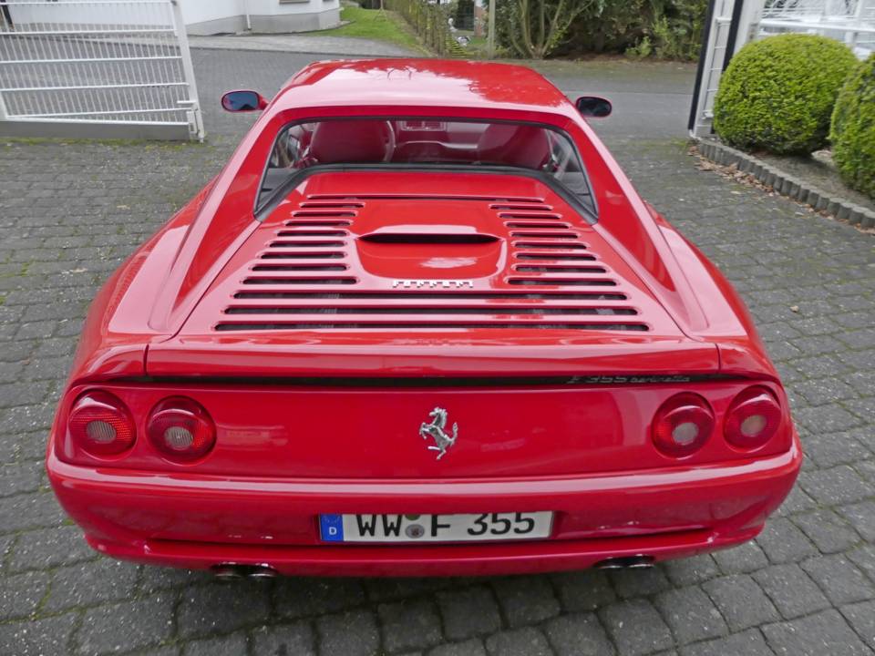 Image 10/32 de Ferrari F 355 Berlinetta (1995)